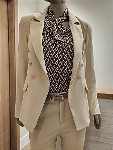 Blazer alfaiataria modelo Balmain cor areia