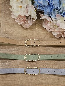 Cinto em couro fivela oval dourada