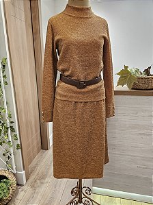 Saia midi evasê em malha canelada caramelo