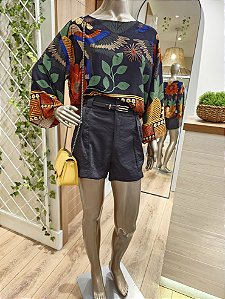 Blusa manga 3/4 estampa tropical fundo preto