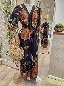 Vestido longo com bolso gola preta