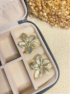 Brincos Flor Dourada Folheado a Ouro