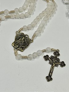 Terço São Miguel Arcanjo Acrílico Branco com dourado envelhecido