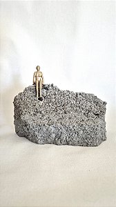 a que descansa sobre a pedra | brotei do concreto | obra única