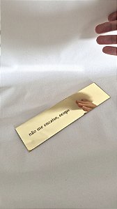 não me encaixo, ocupo | acrílico dourado espelhado | Lâminas de Poesia
