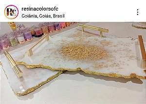 BANDEJA IRREGULAR DE RESINA COM ALÇAS METALICAS