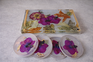 BANDEJA E PORTA COPOS COM FLORES