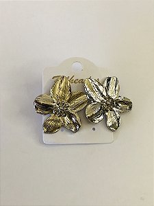 Brinco “FLORZINHA “prateada aço banhado bijuteria.