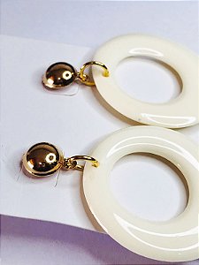 BRINCO ¨Ö¨ EM RESINA BRANCA E AÇO DOURADO.