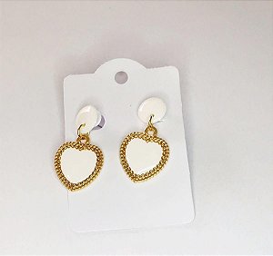 BRINCO CORAÇÃO ESMALTADO COM PINO METAL E RESINA BRANCA