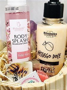 KIT 1 LOÇÃO HIDRATANTE CORPO E ROSTO PêSSEGO DOCE  RHENUKS+  1 BODY SPLASH BELLE ROSE BIO INSTINTO + 1 UNHA POSTIÇA + 1 CESTA DE MADEIRA