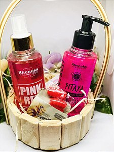 KIT RHENUKS 1 LOÇÃO SABONETE LÍQUIDO CORPO E ROSTO PITAYA + 1 BODY SPLASH PINK RED + 1 UNHA POSTIÇA +1 CESTA