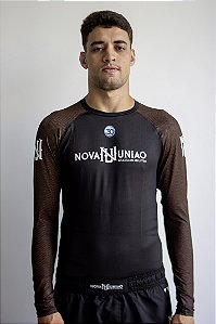Rashguard NU collab Tauron . Manga Longa . Marrom