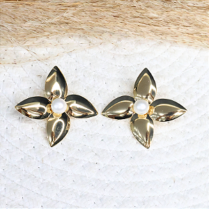 BRINCO FLOR COM PÉROLA SHELL AO CENTRO