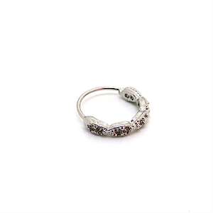 Argola Torção Cravejada com Pedras Vermelhas