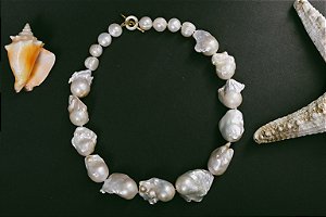 Colar com pérolas naturais