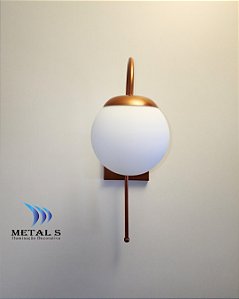 ARANDELA HASTE CURVA 43x12x26CM COM VIDRO BOLA FOSCA 15CM - METAL S ILUMINAÇÃO REF: SS/21475-AR1 COR: COBRE