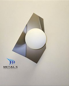 ARANDELA CHAPA CURVA 28x18x15CM COM VIDRO BOLINHA FOSCA 10CM - METAL S ILUMINAÇÃO REF: SS/2410-AR1 COR: ANODIZADO