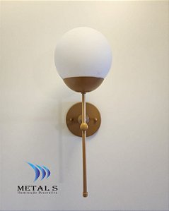 ARANDELA HASTE RETA 40X15X18CM COM VIDRO BOLA FOSCA 15CM - METAL S ILUMINAÇÃO REF: SS/21371-1 COR: DOURADO