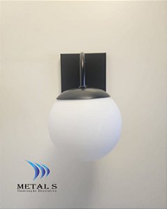 ARANDELA HASTE CURVA BASE RETANGULAR 27X15X18CM COM VIDRO BOLA FOSCA 15CM - METAL S ILUMINAÇÃO REF: JL/2407975-AR1 COR: PRETO