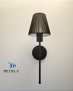 ARANDELA HASTE TUBO 44X12X22CM COM CÚPULA - METAL S ILUMINAÇÃO REF: SS/2406-AR1 COR: PRETO