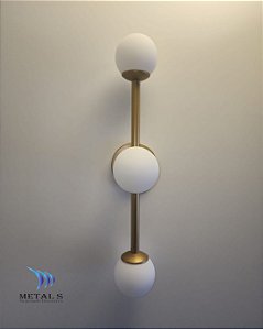 ARANDELA HASTE TUBO RETA 60X12X20CM COM VIDRO BOLINHA FOSCA 10CM - METAL S ILUMINAÇÃO REF: SS/2410-AR3 COR: DOURADO