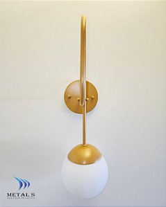 ARANDELA HASTE CURVA 49X12X27CM COM VIDRO BOLA FOSCA 15CM - METAL S ILUMINAÇÃO REF: SS/2220-AR1 COR: DOURADO