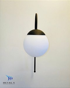ARANDELA HASTE CURVA 43X12X26CM COM VIDRO BOLA FOSCA 15CM - METAL S ILUMINAÇÃO REF: SS/21476-AR1 COR: PRETO