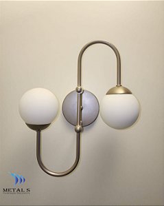 ARANDELA DUPLA HASTE S 32X34X13CM COM VIDRO BOLINHA FOSCA 10CM - METAL S ILUMINAÇÃO REF: SS/22520-AR2 COR ANODIZADO