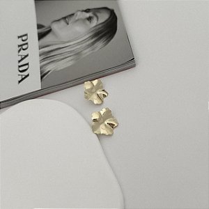 Brinco Flor martelada