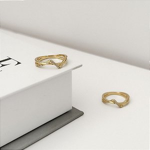 Anel liso com zig zag em zircônias