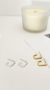 Argola geométrica com zircônias