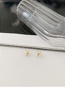 Brinco coração pequeno com uma zircônia