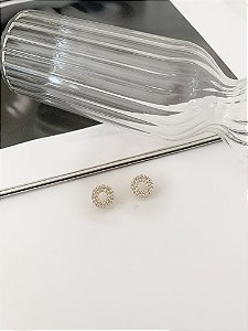 Brinco de circulo vazado com zircônia