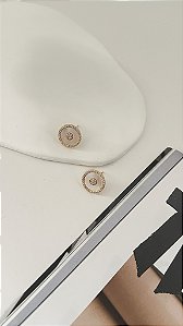 Brinco circular em madrepérola e zirconia