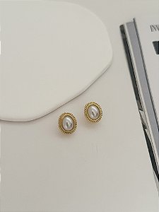 Brinco oval pérola