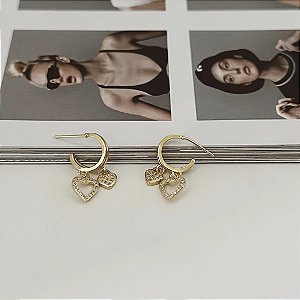 Argola com pingentes de corações cravejados
