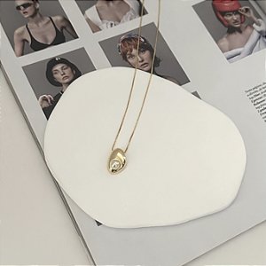 Colar com pingente orgânico e pérola