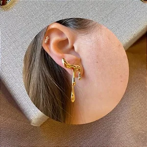 Brinco liso banho ouro 18k