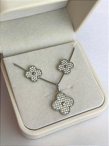 Conjunto trevo cravejado banho rodio branco