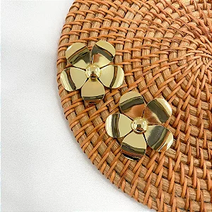Brinco liso flor banho ouro 18k