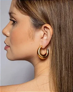 Brinco argola acetinado com banho em ouro 18k