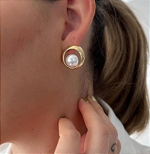 Brinco liso cravejado com perola banho ouro 18k