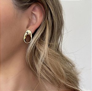 Brinco liso organico banho ouro 18k