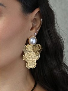 Brinco pétalas e perola banho ouro 18k