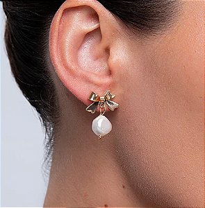 Brinco laço perola banho ouro 18k