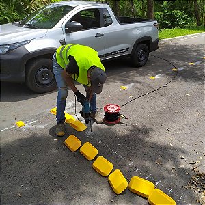 Instalação de tachas, tachões e bate-rodas de sinalização