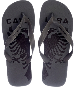 Chinelo Cavalera Logo Cinza