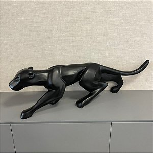 ESCULTURA PANTERA CAÇANDO PRETA