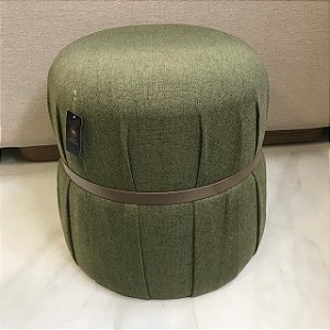 PUFF ANKA - LINHO VERDE COM DETALHE EM METAL CHAMPANHE .